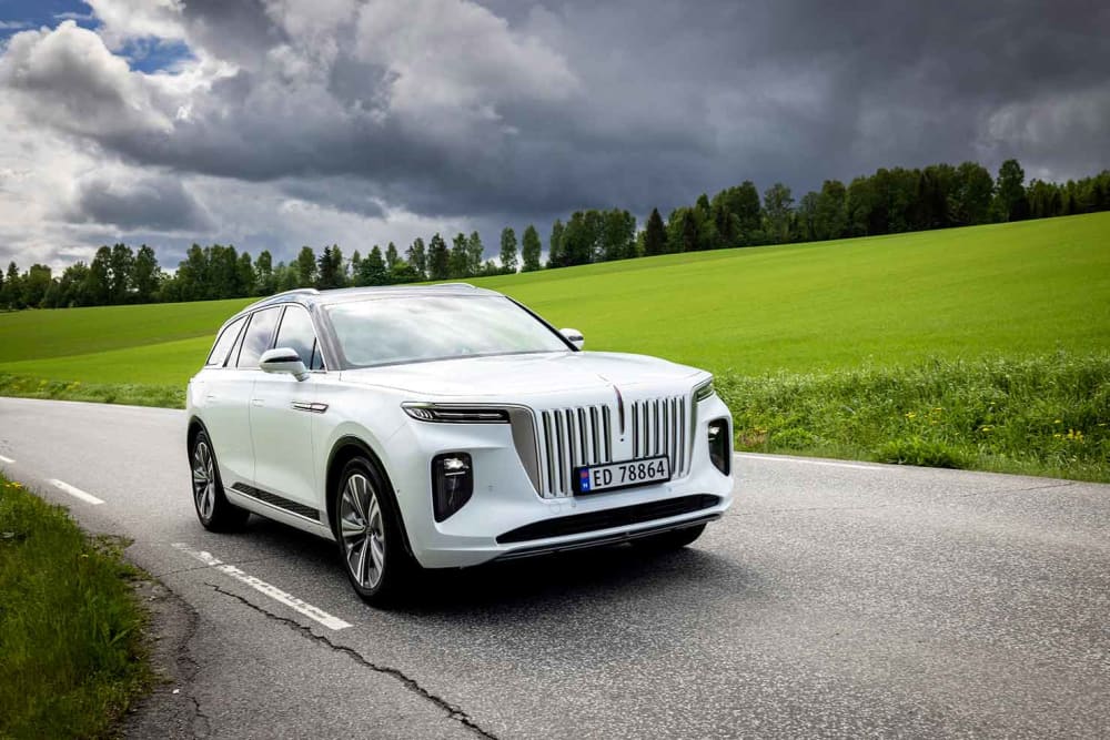 Hongqi EHS-9 på en landevei